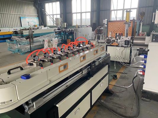 Высококачественный вакуум HDPE формируя продевающ нитку одностеночную линию штранг-прессования трубы из волнистого листового металла