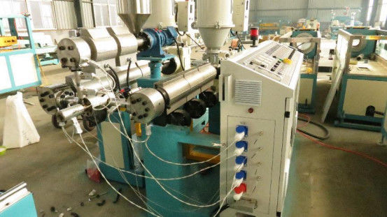 HDPE PP удваивает трубу из волнистого листового металла стены делая линию штранг-прессования машины